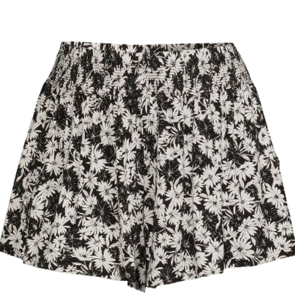 Women 2X NWT Shorts Flowy High Waist Flare Feminine Drapey Jersey Stretchy